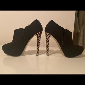 Selling black high heels w a gold patterned heel
